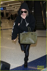 khloe-kardashian-covers-up-in-sweats-at-the-airport-01.jpg