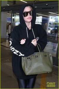 khloe-kardashian-covers-up-in-sweats-at-the-airport-02.jpg