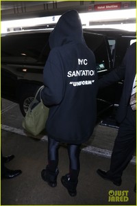 khloe-kardashian-covers-up-in-sweats-at-the-airport-03.jpg
