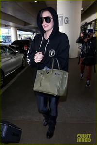 khloe-kardashian-covers-up-in-sweats-at-the-airport-07.jpg