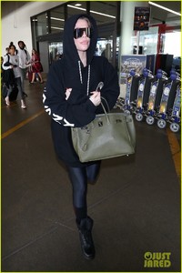 khloe-kardashian-covers-up-in-sweats-at-the-airport-08.jpg