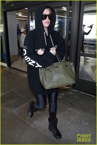 khloe-kardashian-covers-up-in-sweats-at-the-airport-09.jpg