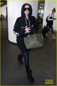 khloe-kardashian-covers-up-in-sweats-at-the-airport-10.jpg