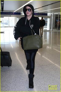 khloe-kardashian-covers-up-in-sweats-at-the-airport-12.jpg