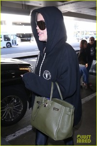 khloe-kardashian-covers-up-in-sweats-at-the-airport-13.jpg