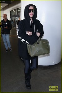 khloe-kardashian-covers-up-in-sweats-at-the-airport-15.jpg