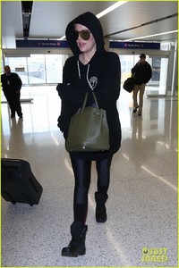khloe-kardashian-covers-up-in-sweats-at-the-airport-16.jpg