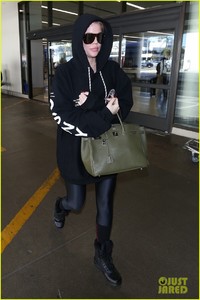 khloe-kardashian-covers-up-in-sweats-at-the-airport-22.jpg