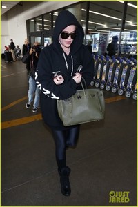khloe-kardashian-covers-up-in-sweats-at-the-airport-24.jpg