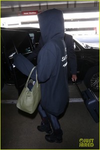 khloe-kardashian-covers-up-in-sweats-at-the-airport-26.jpg