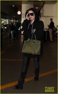 khloe-kardashian-covers-up-in-sweats-at-the-airport-31.jpg