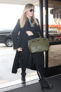 khloe-kardashian-in-travel-outfit-lax-airport-11-15-2017-0.jpg