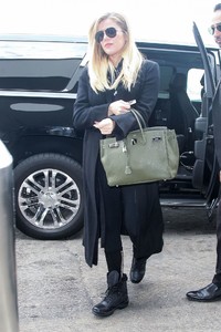 khloe-kardashian-in-travel-outfit-lax-airport-11-15-2017-3.jpg