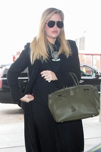 khloe-kardashian-in-travel-outfit-lax-airport-11-15-2017-4.jpg