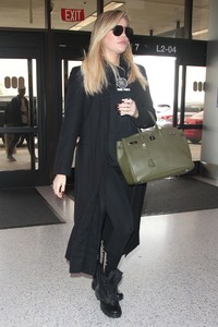 khloe-kardashian-in-travel-outfit-lax-airport-11-15-2017-5.jpg