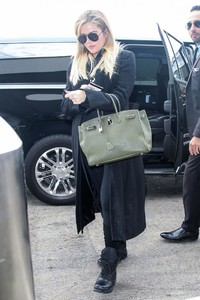 khloe-kardashian-in-travel-outfit-lax-airport-11-15-2017-6.jpg