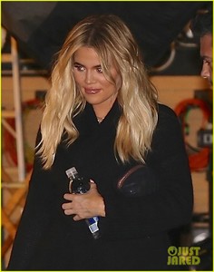 khloe-kardashian-set-05.jpg