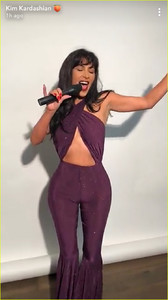 kim-kardashian-dresses-as-selena-quintanillla-for-final-halloween-costume-10.jpg