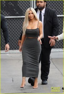 kim-kardashian-flaunts-her-curves-arriving-at-jimmy-kimmel-appearance-09.jpg