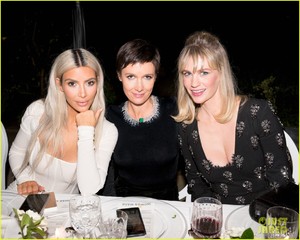 kim-kardashian-gets-support-from-sister-khloe-mom-kris-jenner-at-kkw-fragrance-04.jpg