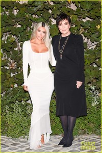 kim-kardashian-gets-support-from-sister-khloe-mom-kris-jenner-at-kkw-fragrance-14.jpg
