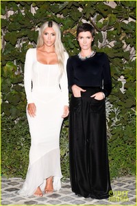 kim-kardashian-gets-support-from-sister-khloe-mom-kris-jenner-at-kkw-fragrance-17.jpg