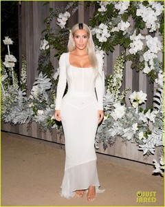 kim-kardashian-gets-support-from-sister-khloe-mom-kris-jenner-at-kkw-fragrance-22.jpg