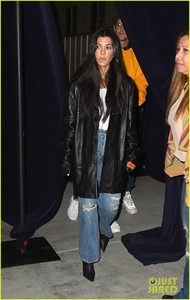 kourtney-kardashian-church-november-2017-04.jpg