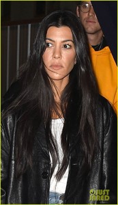 kourtney-kardashian-church-november-2017-05.jpg