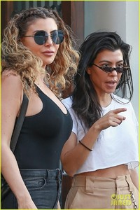 kourtney-kardashian-flaunts-her-abs-during-lunch-with-friends-02.jpg