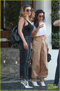 kourtney-kardashian-flaunts-her-abs-during-lunch-with-friends-05.jpg