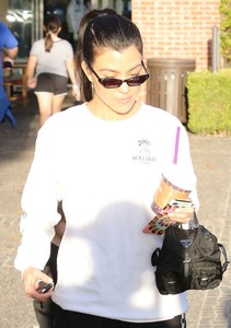 kourtney-kardashian-goes-for-painting-pottery-at-color-me-mine-in-los-angeles-0.jpg