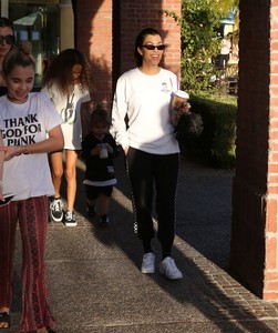 kourtney-kardashian-goes-for-painting-pottery-at-color-me-mine-in-los-angeles-1.jpg