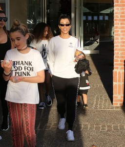 kourtney-kardashian-goes-for-painting-pottery-at-color-me-mine-in-los-angeles-2.jpg