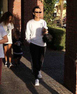 kourtney-kardashian-goes-for-painting-pottery-at-color-me-mine-in-los-angeles-3.jpg