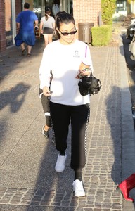kourtney-kardashian-goes-for-painting-pottery-at-color-me-mine-in-los-angeles-4.jpg