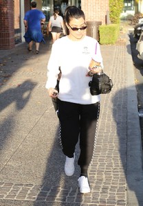 kourtney-kardashian-goes-for-painting-pottery-at-color-me-mine-in-los-angeles-6.jpg