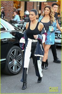 kourtney-kardashian-has-a-stylish-day-filming-kuwtk2-08.jpg