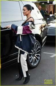 kourtney-kardashian-has-a-stylish-day-filming-kuwtk2-10.jpg