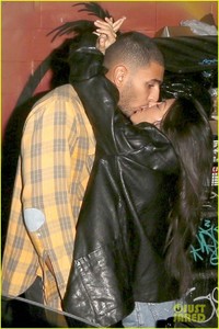 kourtney-kardashian-kiss-younes-bendjima-01.jpg