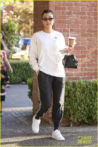 kourtney-kardashian-takes-kids-to-art-class-01.jpg