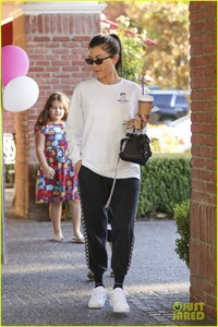 kourtney-kardashian-takes-kids-to-art-class-05.jpg