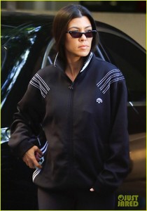 kourtney-kardashian-takes-mason-to-art-class-01.jpg
