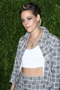 kristen-stewart-the-museum-of-modern-art-film-benefit-a-tribute-to-julianne-moore-111317-14.jpg