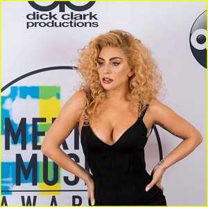 lady-gaga-american-music-awards-2017-01.jpg