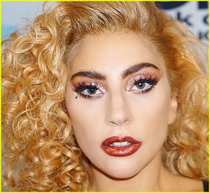 lady-gaga-american-music-awards-2017-02.jpg