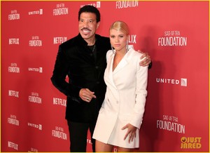 lionel-richie-and-daughter-sofia-make-rare-red-carpet-appearance-together-01.jpg