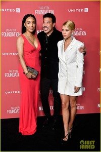lionel-richie-and-daughter-sofia-make-rare-red-carpet-appearance-together-03.jpg