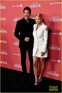 lionel-richie-and-daughter-sofia-make-rare-red-carpet-appearance-together-12.jpg