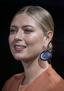 maria-sharapova-unveiling-of-the-2018-porsche-718-cayman-gts-in-la-1.jpg